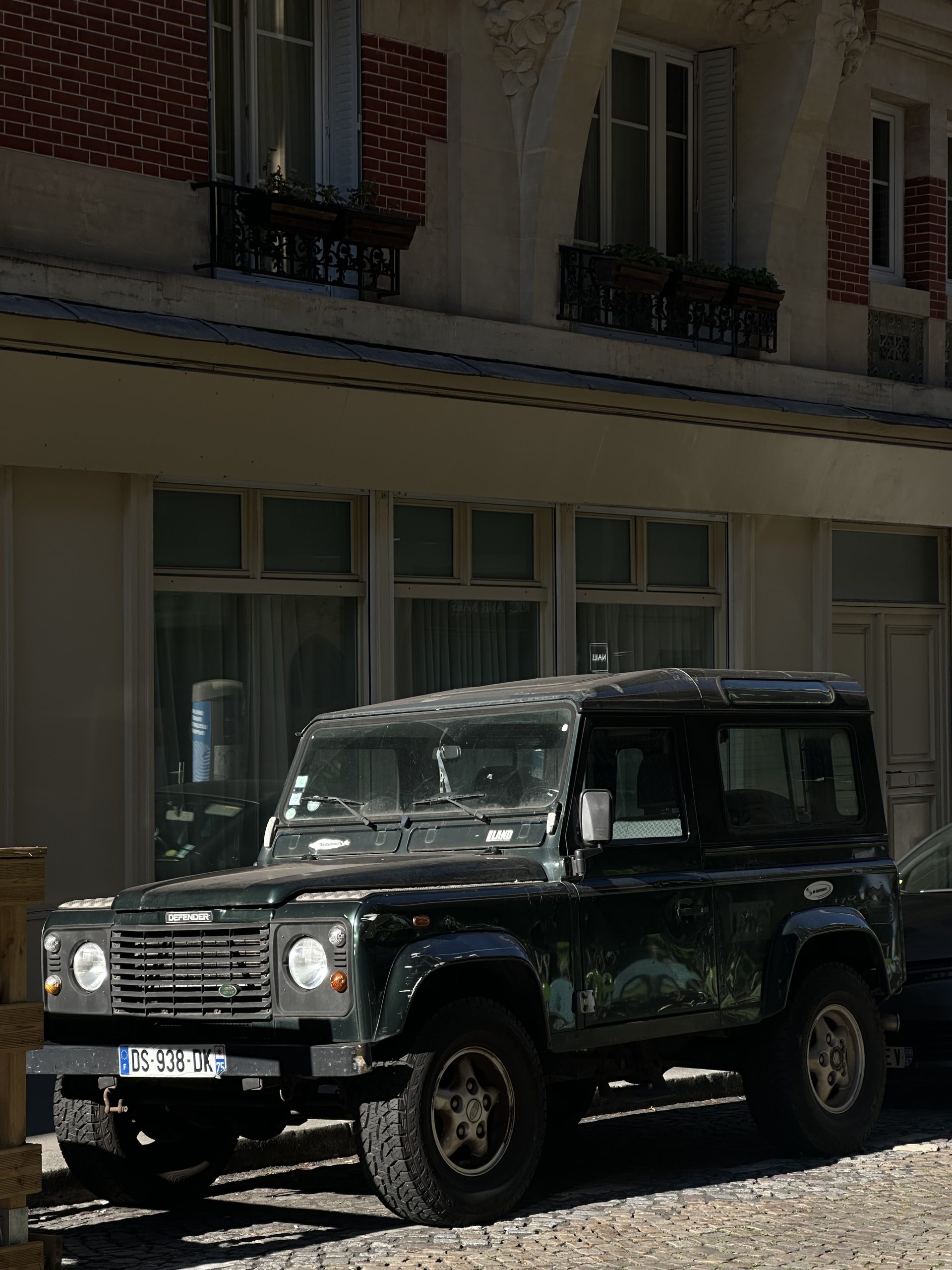 Land Rover Defender spotted in Paris